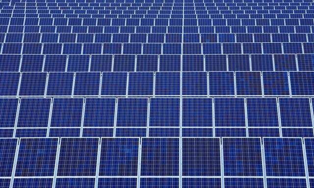 Solarkraftwerk, endlose Solarpaneele, Symbolbild *** Solar power plant endless solar panels symbolic image