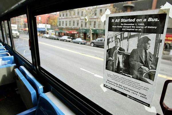 381 Tage lang meidet letztendlich die schwarze Bevölkerung, die zuvor 75 Prozent der Kunden ausmachte, die Busse Montgomerys. Rosa Parks Anwälte bekämpfen inzwischen ihre Verurteilung. Im November 1956 entscheidet der Oberste Gerichtshof der Vereinigten Staaten in einem ähnlichen Fall, dass die Gesetze Alabamas über die Rassentrennung in Bussen verfassungswidrig sind.