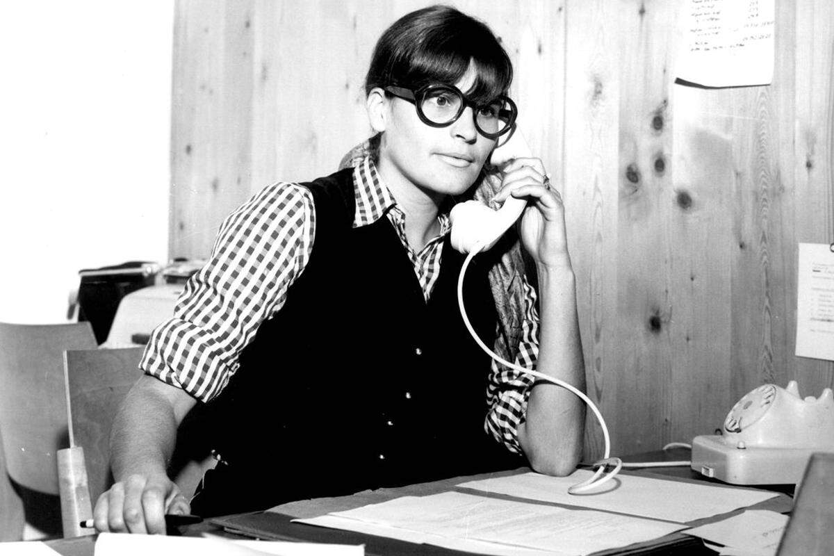 Eine Angestellte im Büro des Forums, vermutlich in den 1970er Jahren.