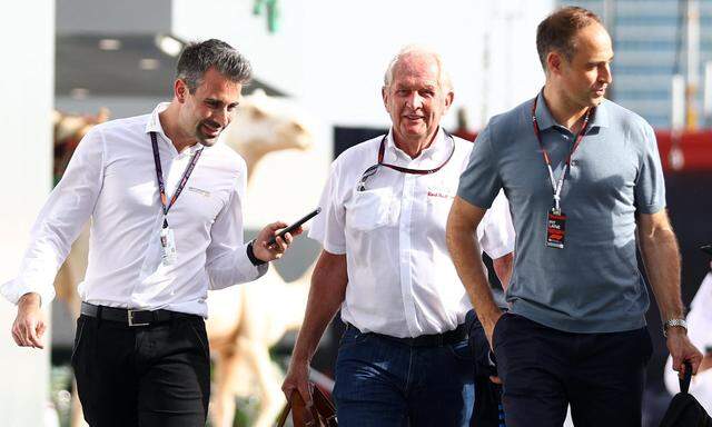 Helmut Marko (M.) hatte ein klärendes Gespräch mit Red-Bull-Geschäftsführer Oliver Mintzlaff (r.).