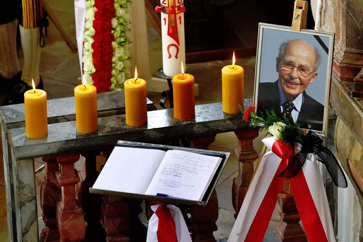 Das Kondolenzbuch neben dem Sarg in der Kirche St. Ulrich in Pöcking.