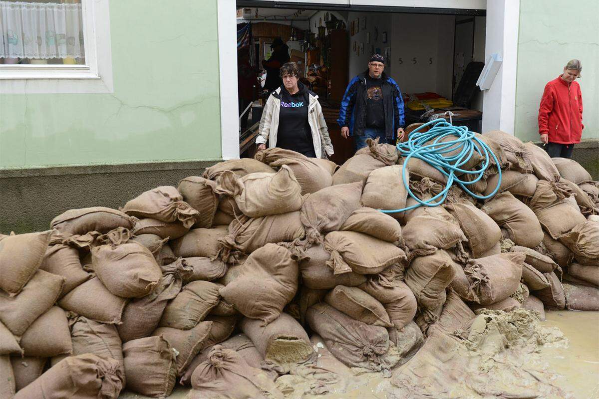 Die Sandsäcke haben die Häuser geschützt - jetzt müssen sie entsorgt werden.