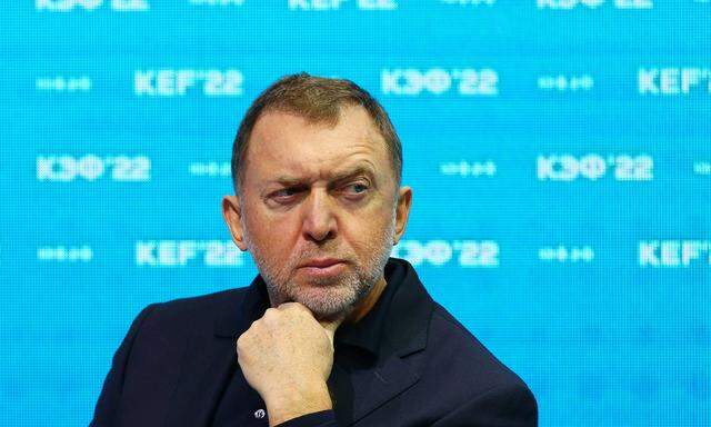 Der russische Tycoon Oleg Deripaska hat seine Strabag-Anteile an eine Mittelsgesellschaft übertragen. Diese wiederum will die Anteile an die Raiffeisen-Tochter in Moskau weiterreichen.