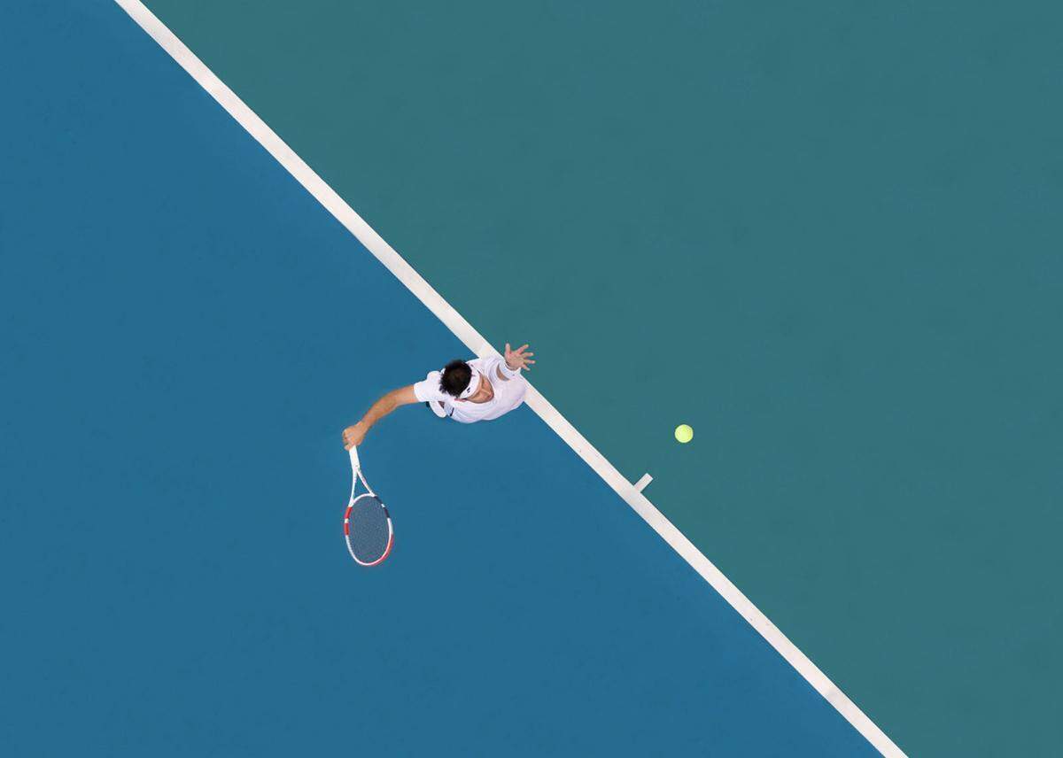 Ebenfalls unter die Kategorie Sport fällt dieses Bild. Ein Aufschlag im Tennis, den der Fotograf eingefangen hat - und mit seinem Bild eine harmonische Wirkung erzeugen wollte. "Die geschmeidige, körperliche Bewegung des Spielers trifft auf die starre Linie des Platzes".