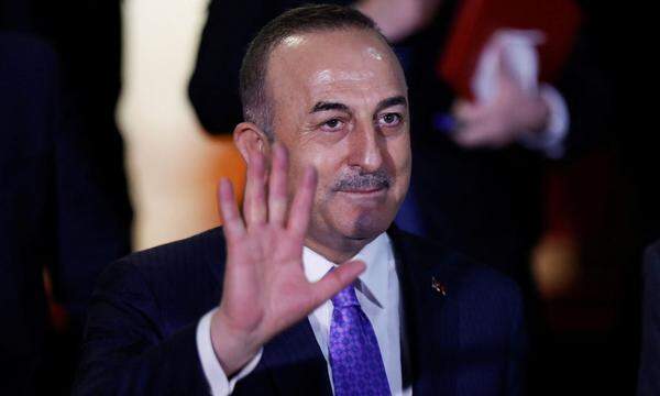 Der türkische Außenminister Mevlüt Çavusoğlu sieht diplomatische Grenzen überschritten. 