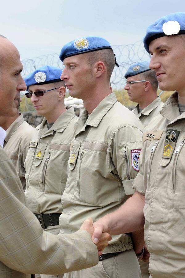 Mit der Golan-Mission endet einer der wichtigsten Auslandseinsätze des österreichischen Bundesheers. Doch auch abseits der Waffenstillstandslinie zwischen Syrien und Israel ist das Bundesheer dick im "Friedensgeschäft". Seit dem Jahr 1960 nimmt es weltweit an friedenserhaltenden internationalen Einsätzen teil, wenngleich der Fokus in erster Linie auf den Balkan und Nahost gerichtet ist. Insgesamt befinden sich nach aktuellen Zahlen des Ministeriums derzeit mehr als 1240 österreichische Soldaten im Auslandseinsatz. Ein Überblick.