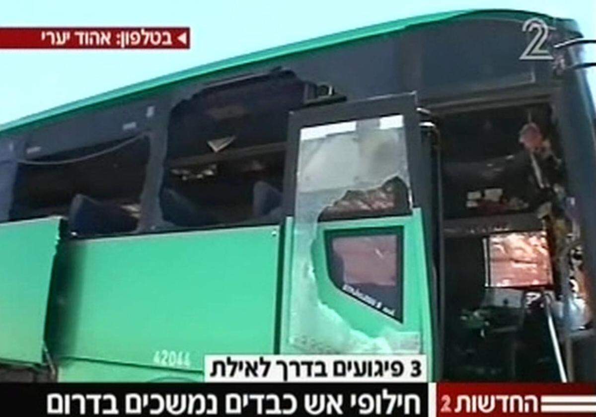 Ein Bus mit zahlreichen Einschusslöchern steht an der Straße nach Eilat: Im Süden Israels haben Attentäter mehrere Fahrzeuge angegriffen.