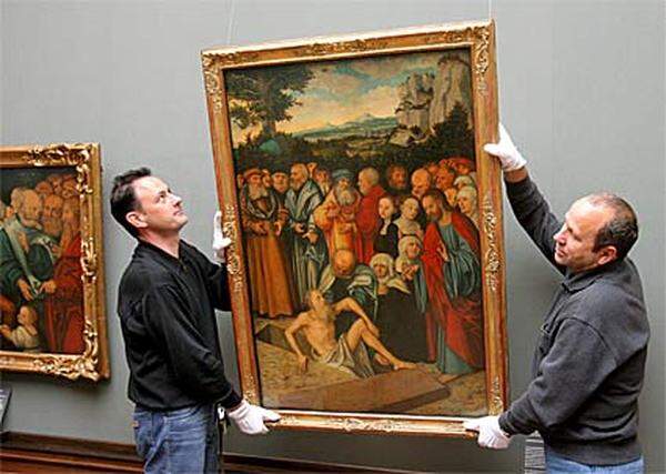 Aus dem Stadtschloss in Weimar werden acht Gemälde von Lucas Cranach dem Älteren im Wert von mindestens 30 Millionen Euro gestohlen. Im Bild: Restauriertes Bild von Cranach wird wieder aufgehängt