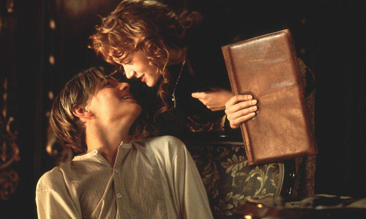 Leonardo DiCaprio und Kate Winslet wurden mit James Camerons "Titanic" zu Weltstars. Das Melodram dominierte nicht nur die Kinokassen, sondern 1998 auch die Oscar-Gala: 14 Nominierungen, elf Oscars.