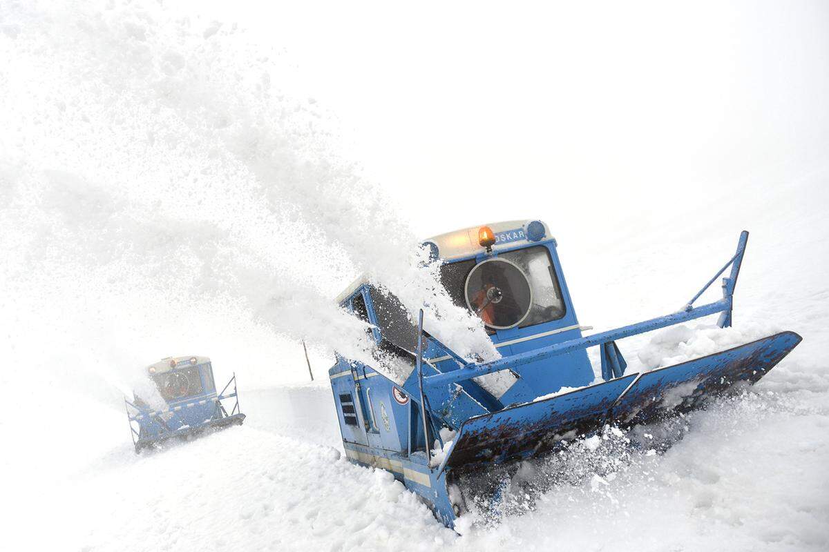 Franz Wallack, Erbauer der Großglockner Hochalpenstraße, erkannte schon frühzeitig die Chancen einer mechanisierten Schneeräumung. Er konstruierte den „Rotationspflug - System Wallack“, eine Kombination aus Schneefräse und Pflug, der erstmals 1953 die harte Bewährungsprobe bestand.