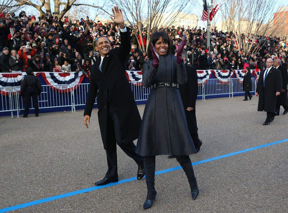 Im Laufe der Präsidentschaft von Barack Obama wurde Ehefrau Michelle Obama immer modemutiger. Bei der zweiten Amtseinführung trug sie ein Mantelkleid von Thom Browne und violette Lederhandschuhe als Akzent.