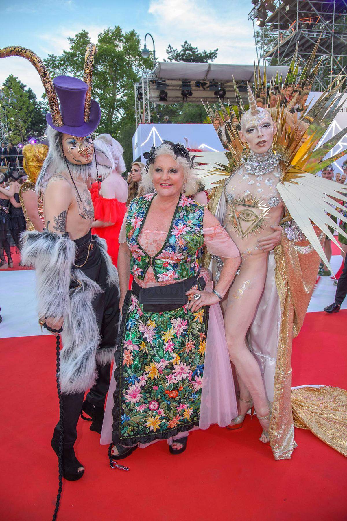 Marika Lichter posierte im floralen Outfit mit den außergewöhnlichen Gästen.