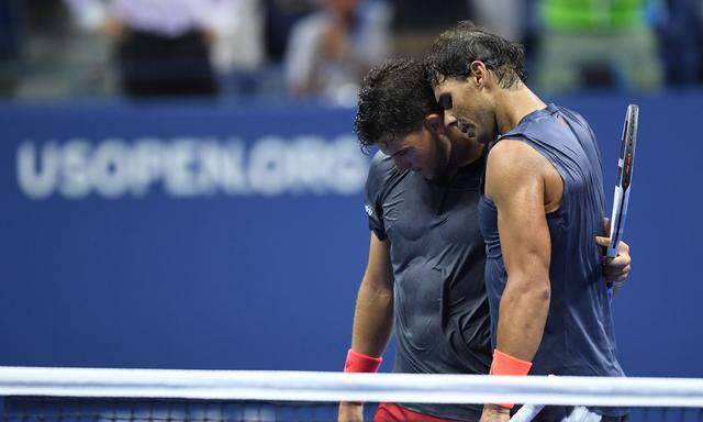 Zwei Tennisspieler und Gegner, aber nach jedem Matchball respektvoll vereint: Rafael Nadal gratulierte Dominic Thiem zu diesem Schlagabtausch. 