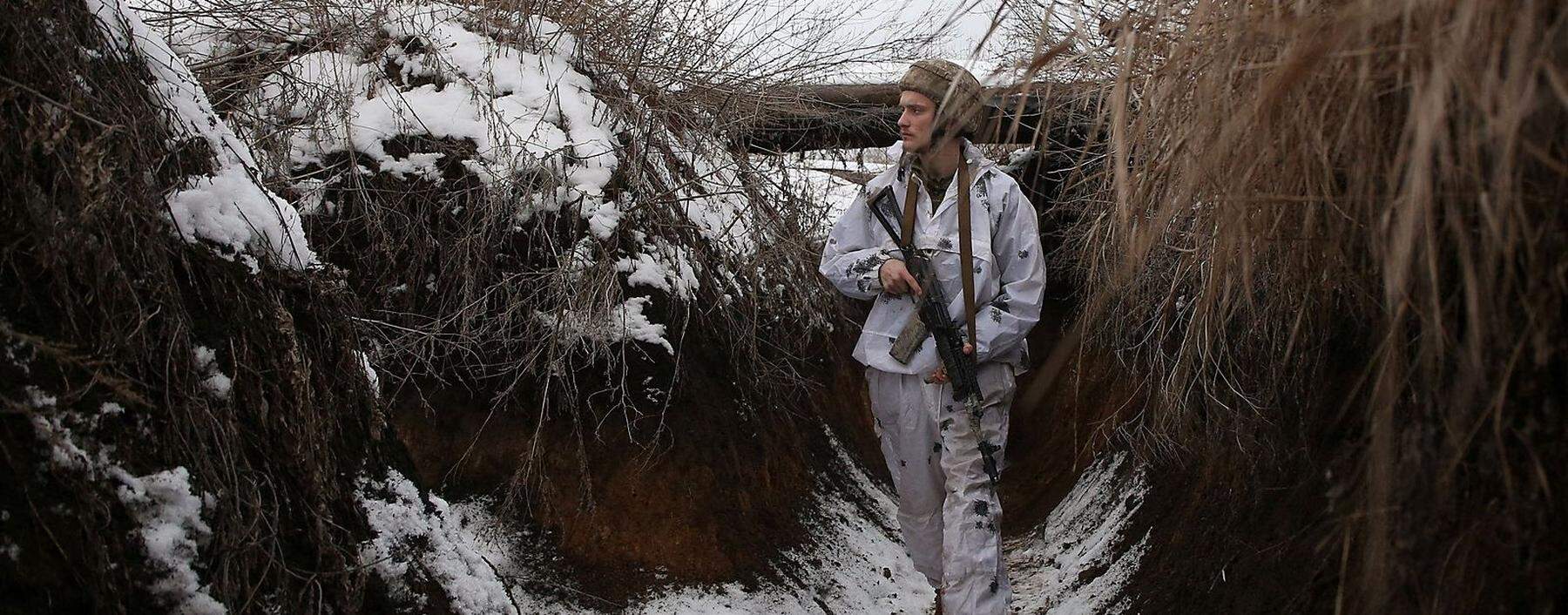 Warten auf den Angriff. Ein ukrainischer Soldat in einer Verteidigungsstellung im Osten des Landes.