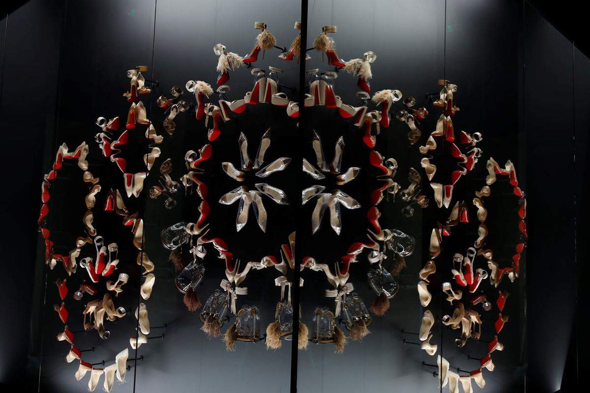Mal sind sie aus Pythonhaut, mal mit Lack, mal mit Federn und Glitzersteinen verziert: Schuhe, die der bekannte Designer Christian Louboutin entworfen hat. Unter dem Titel "L"Exhibition(niste)" widmet Paris dem 57-Jährigen die erste Retrospektive. Gezeigt werden im Palais de la Porte Doree 350 Kreationen aus rund 30 Jahren.