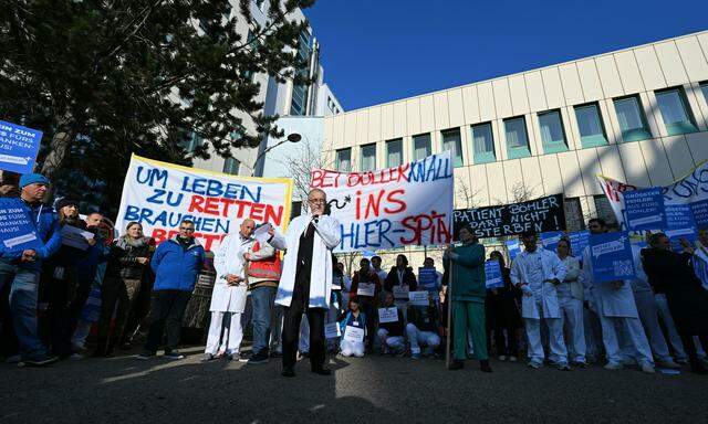 Bereits am 6. März protestierte die Belegschaft vor dem Krankenhaus. Mit prominenter Unterstützung wie etwa dem Ärztekammerpräsidenten, Johannes Steinhart.
