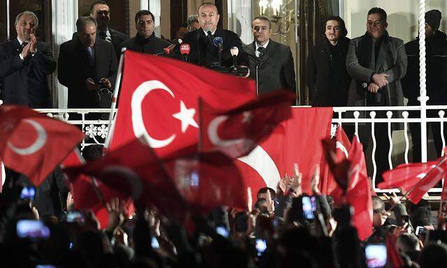 Am Rande des Auftritts von Mevlut Cavusoglu im türkischen Generalkonsulat in Hamburg gab es wohl auch hässliche Szenen.