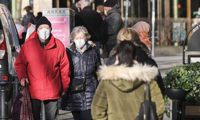 Ein Wochenmarkt waehrend des Corona Lockdown am 21.01.2021 in Berlin Steglitz. Strassenleben waehrend des Lockdown in Ber