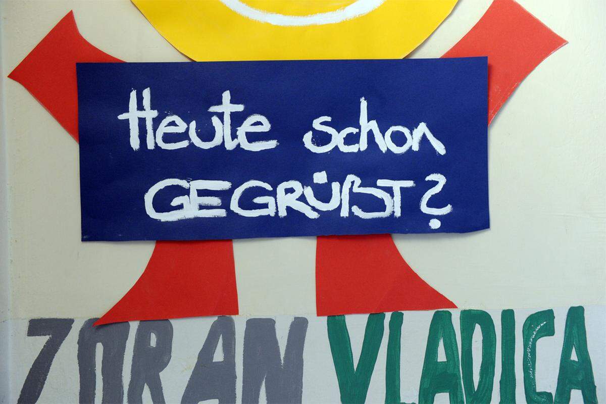 Wenn das Elternhaus in diesem Punkt noch nicht erfolgreich war, wird die Schule versuchen, dem Kind in der Früh ein „Guten Morgen“ und später ein „Auf Wiedersehen“ zu entlocken. Wobei es meist ein „Tschüss“ sein wird, weil es erstens kürzer ist und zweitens viele Volksschulkinder mit ihren Lehrern per Du sind. Warum das Grüßen bei Kindern so unbeliebt ist, bleibt ein Rätsel. Manche laborieren selbst in den höheren Schulen noch daran.