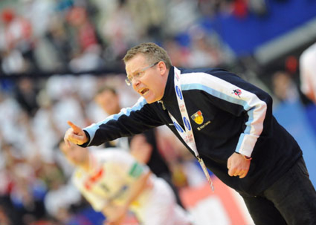 "Wir sind sehr, sehr enttäuscht. Wir hätten den Vorsprung niemals aus der Hand geben dürfen, unsere Leistung in der Schlussphase war extrem schlecht. Aber man muss auch sagen, dass die Schiedsrichter im Finish plötzlich eine Regel ins Spiel gebracht haben, die gar nicht existiert. Sie haben in den letzten zwei Minuten bei jeder Unterbrechung und jedem Tor von Österreich die Zeit gestoppt, das ist keine Handballregel. Als Österreich das letzte Tor gemacht hat, haben sie die Zeit dann auf einmal nicht mehr angehalten."