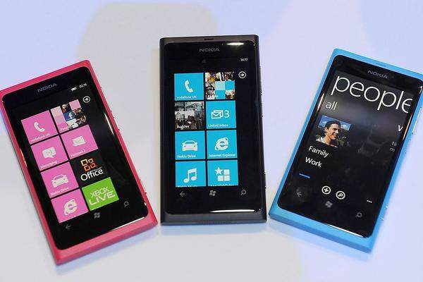 Lumia 800, so hieß das erste Windows Phone, das noch im Herbst 2011 vorgestellt wurde. Die Partnerschaft zwischen Nokia und Microsoft war von Beginn an eng und mündete 2014 in einer Übernahme der Handysparte durch Microsoft.