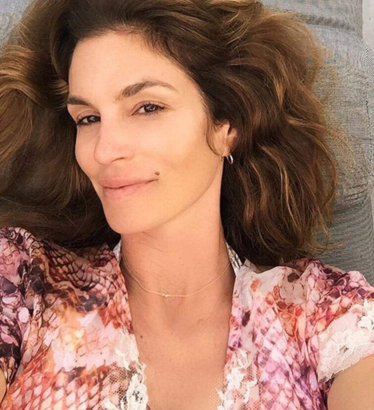 Cindy Crawford wurde erst vor wenigen Tagen 50 Jahre alt. Ihr Alter sieht man ihr jedoch nicht an. Eines ihrer Geheimnisse ist das Stärken ihrer Nackenmuskulatur. Denn das helfe die Linien am Kiefer zu festigen. 