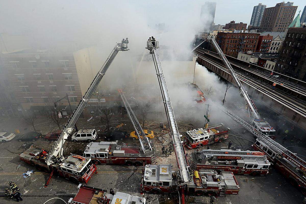 Bei einer Explosion in Manhattan ist am Mittwoch mindestens eine Person gestorben, 16 weitere wurden verletzt. Zwei Häuser sind zum Einsturz gekommen, darunter ein fünfstöckiges Wohnhaus. Mögliche Ursache sei ein Gasleck, Anrainer hätten Gasgeruch wahrgenommen.