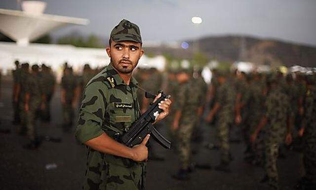 Saudische Truppen bei einer Parade