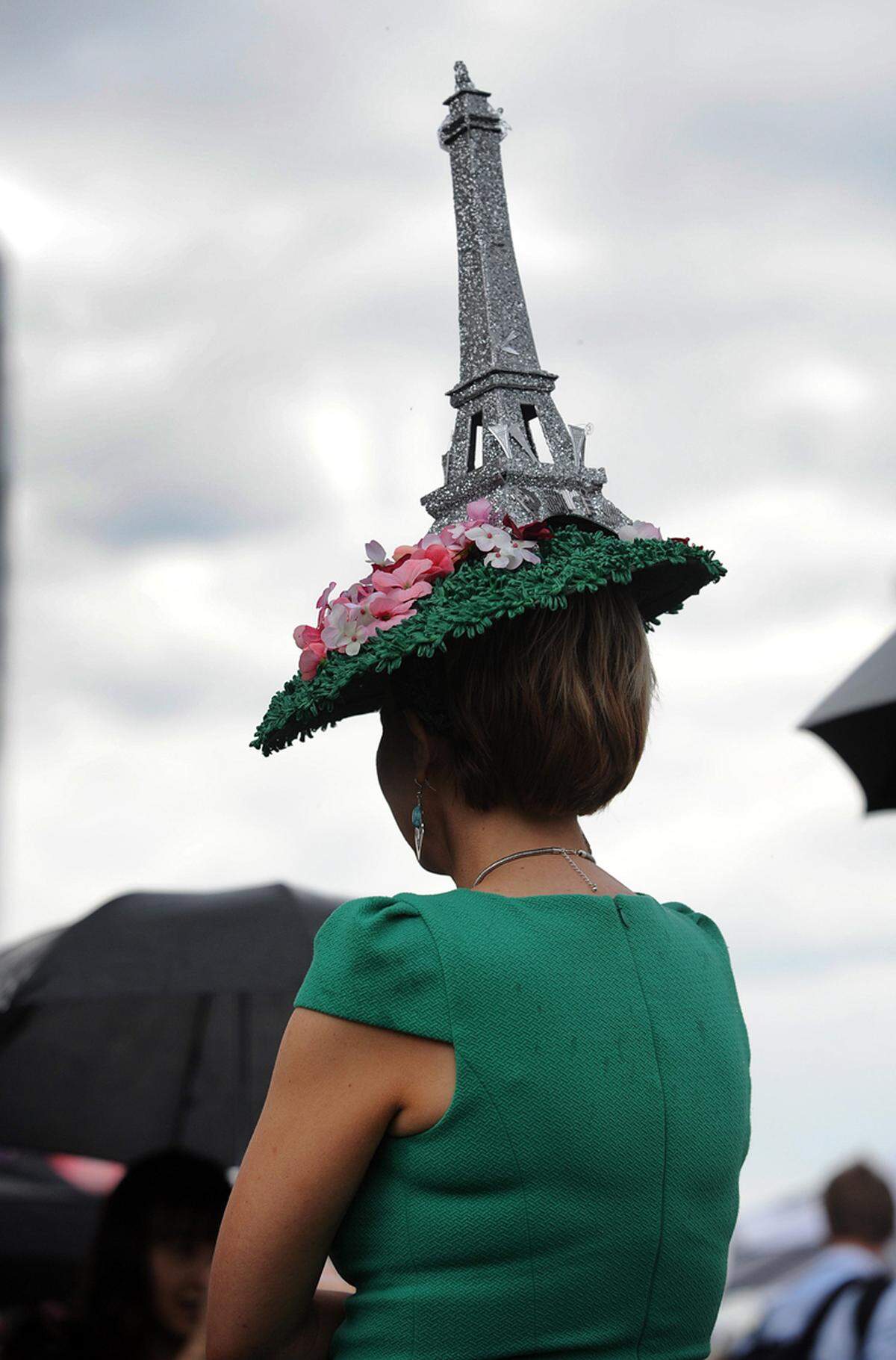 Ein Eiffelturm als Hut schützt auch vor Regenwolken.