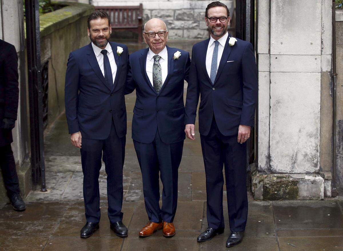 Standesamtlich hatte das Paar bereits am Freitag in einem Londoner Stadtpalast den Bund fürs Leben geschlossen. Im Bild: Rupert Murdoch mit seinen Söhnen Lachlan und James.