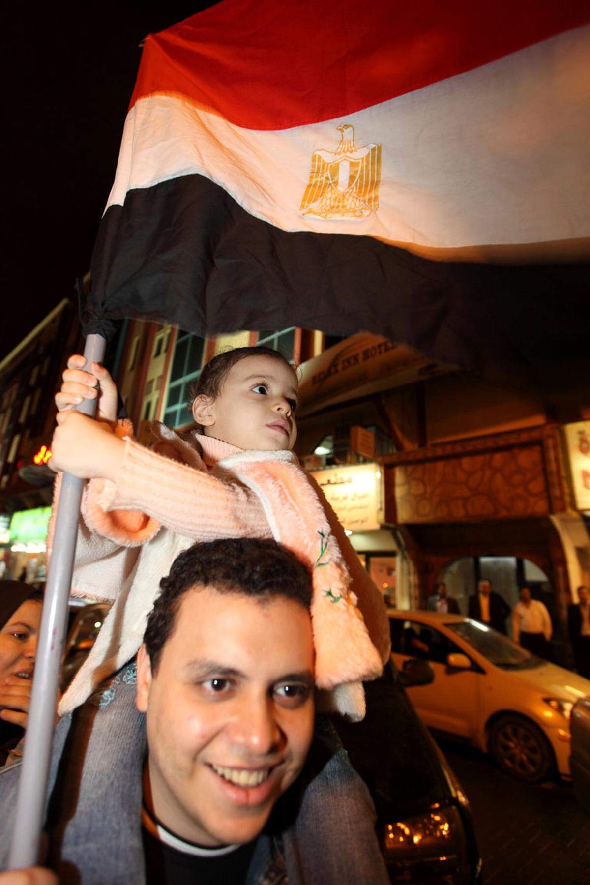 Al-Khalifa reagierte mit Freilassungen von politischen Gefangenen und bildete das Kabinett um. Ende Februar kehrte auch der bisher im Exil lebende bahrainische Schiitenanführer Hassan Mushaimaa in die Hauptstadt Manama zurück. Bei den Protesten demonstriert die schiitische Bevölkerungsmehrheit gegen das sunnitische Herrscherhaus.