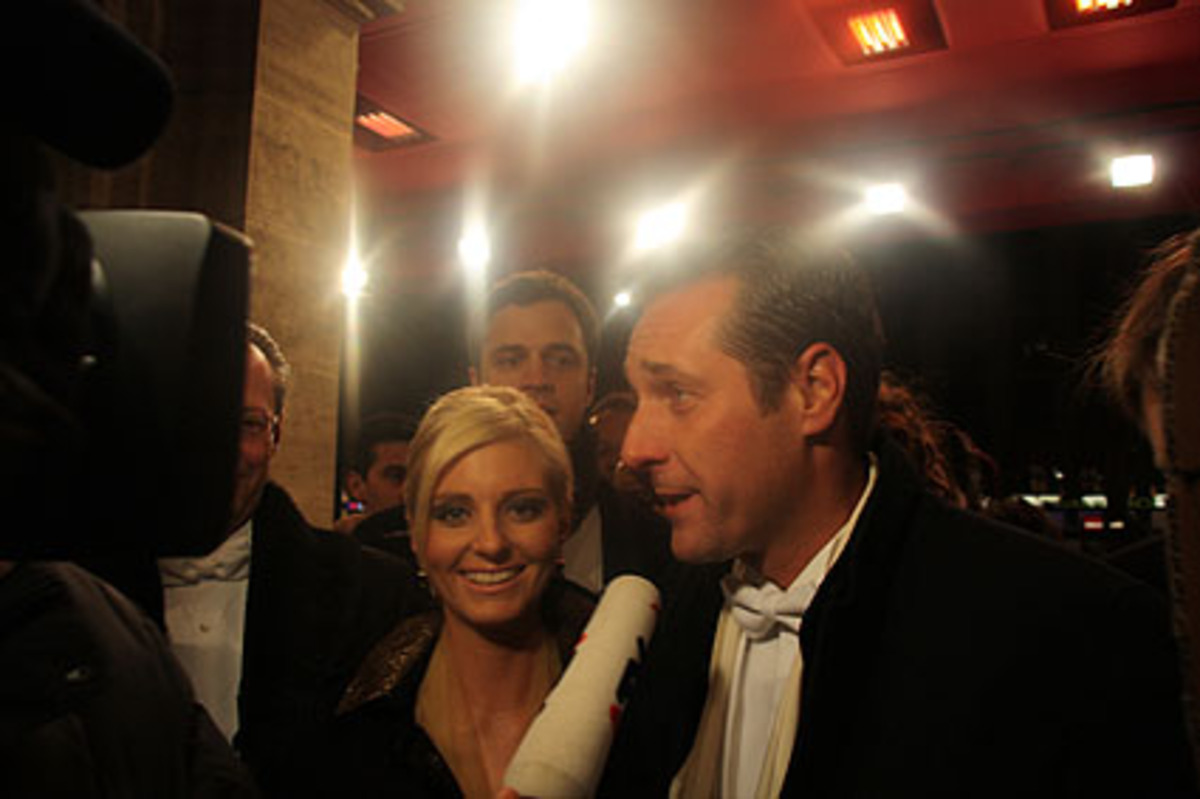 FPÖ-Chef Heinz-Christian Strache erscheint in charmanter, aber unbekannter Begleitung.