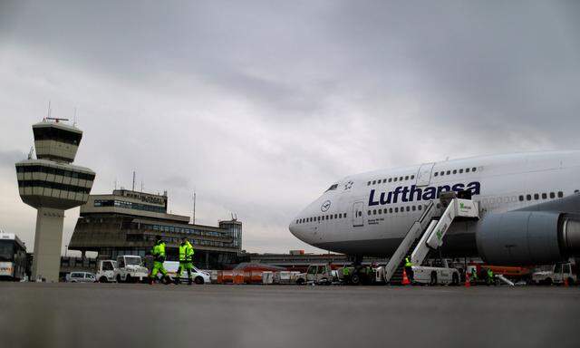 Die Preise für Lufthansa-Flüge sind um bis zu 30 Prozent gestiegen, seit es den Konkurrenten Air Berlin nicht mehr gibt. 