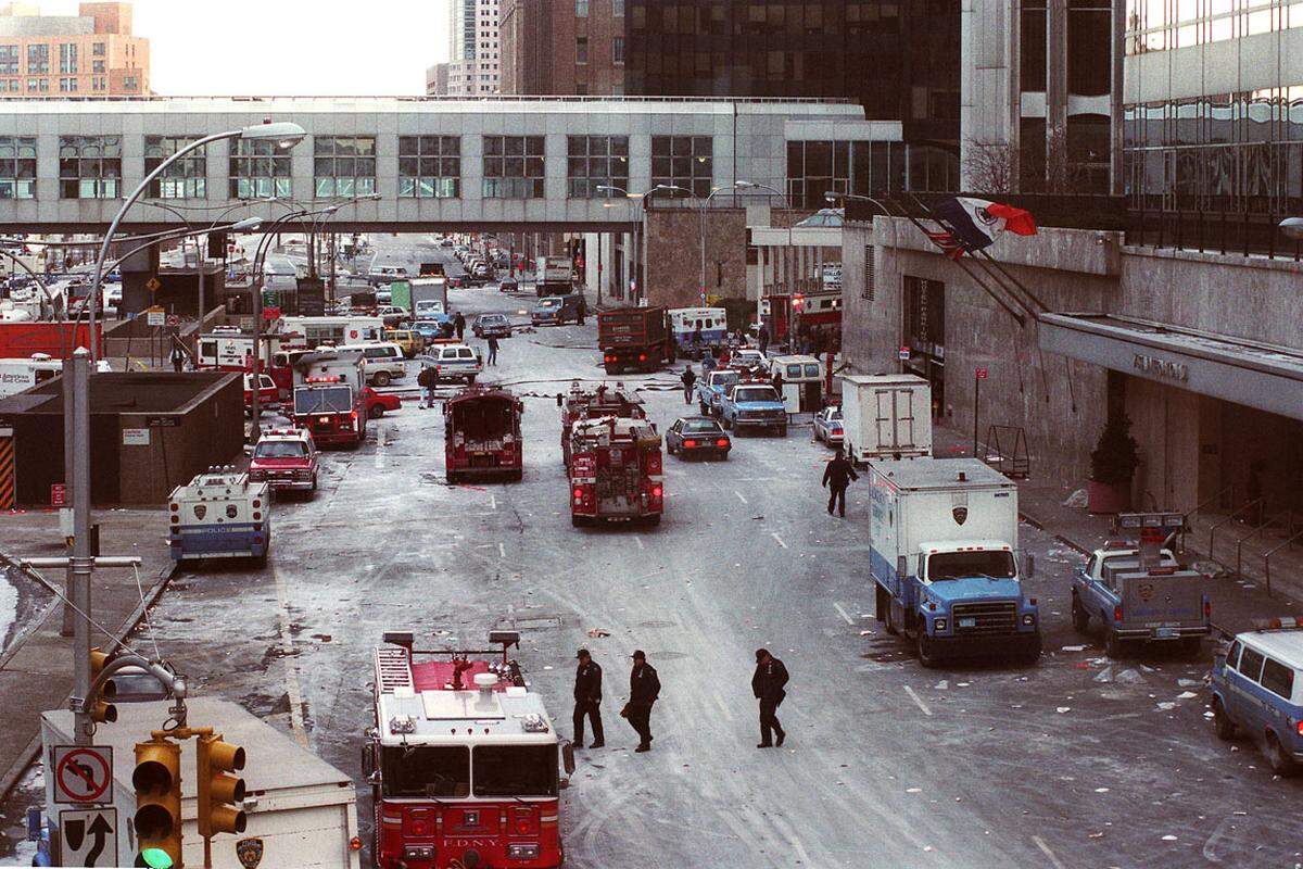 26. Februar 1993:  Zum ersten Mal schlagen islamistische Terroristen auf US-Staatsgebiet zu. Am Morgen explodiert in einer Tiefgarage des World Trade Centers ein mit 700 Kilogramm Sprengstoff beladener Transporter. Sechs Menschen sterben, mehr als 1000 weitere werden verletzt.