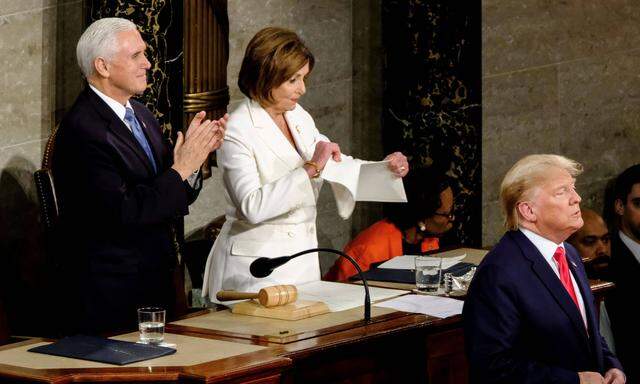 Eklat im US-Abgeordnetenhaus: Nach Trumps konfrontativer Rede zur Lage der Nation zerreißt die Chefin der Demokraten, Nancy Pelosi, den Redetext.