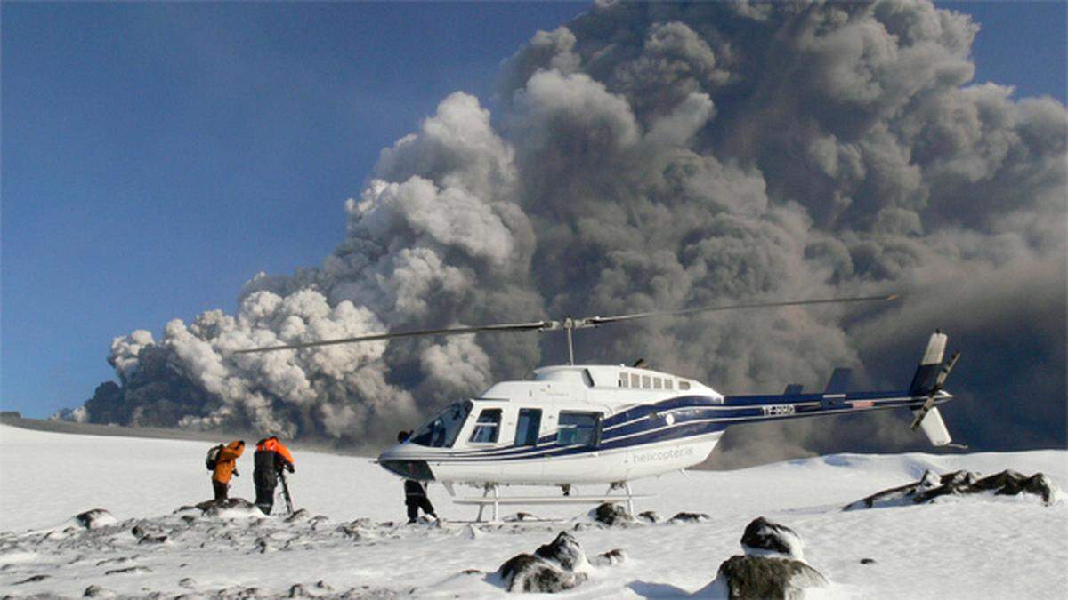 Eine Film-Crew von "National Geographic" in der Nähe des Vulkans.