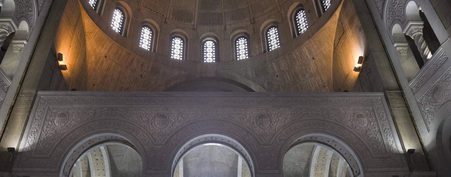 Der Dom des heiligen Sava, Serbisch Hram Svetog Save, ein monumentaler neobyzantinischer Bau, überwältigt schon beim Näherkommen.