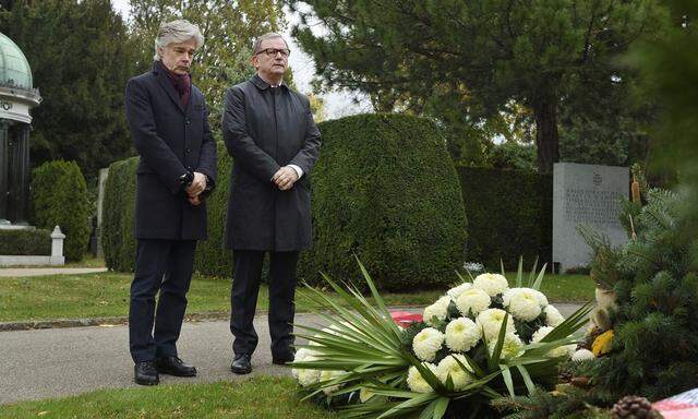 Parlamentsdirektor Harald Dossi und der Zweite Nationalratspräsident Karlheinz Kopf bei der Kranzniederlegung am Wiener Zentralfriedhof. 