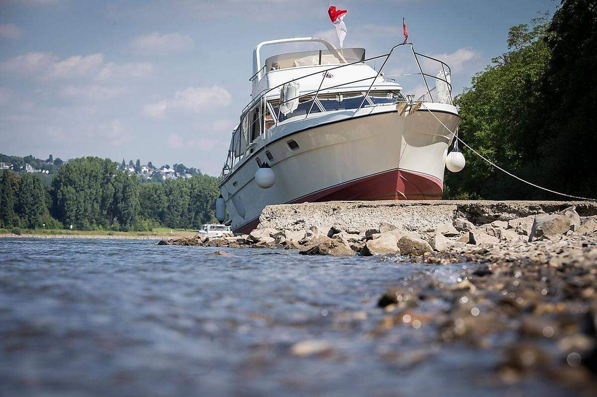 Eine der erstaunlichsten und langlebigsten Errungenschaften war die Ausarbeitung von Normen zur freien Schifffahrt auf Flüssen. In zwölf Sitzungen wurde dieser wichtige Aspekt des modernen Völkerrechts erarbeitet. Üblicherweise machten im Kriegsfall die Kriegsparteien ihren Teil der Wasserwege für ausländische Transporte dicht, auch für unbeteiligte Dritte. Nun wurde dekretiert, dass der Schiffsverkehr auf allen Wasserwegen in Friedens- und Kriegszeiten frei zu sein hatte. Das erleichterte den Handel, damit auch den Frieden. Vor allem interessant war natürlich der Rhein. Im Lauf des 19. Jahrhunderts wurde die Bestimmung auf etwa 300 europäische Flüsse und Kanäle ausgedehnt, darunter Elbe und Donau. Der Vorrang transnationaler Kooperation vor egoistischen Interessen spiegelt den guten Geist des Wiener Kongress wider.