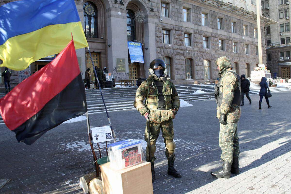 Aktivisten der rechtsextremen Partei Swoboda haben das Stadtparlament auf der Prachtstraße der Kiewer Innenstadt gestürmt und zwei Etagen besetzt. Jutta Sommerbauer war vor Ort und hat die Geschehnisse eingefangen. 