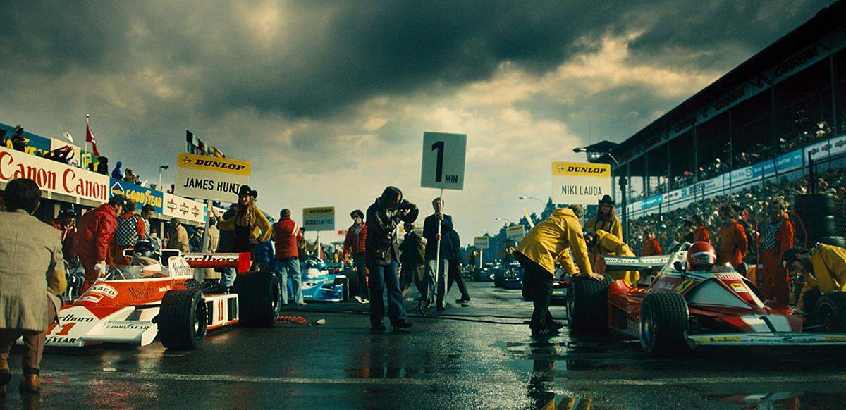 "Rush" stellt nach realen Geschehnissen den Konkurrenzkampf zwischen den Rennfahrern James Hunt und Niki Lauda ins Zentrum.