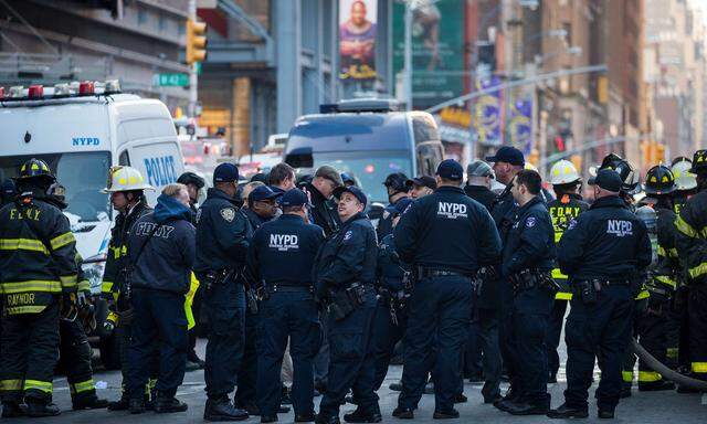 Ein versuchter Terroranschlag hat Montagfrüh für Panik unter Tausenden Pendlern in Manhattan gesorgt.