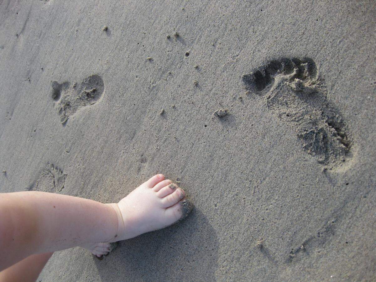 Die Sandstrände sind unterschiedlich gefärbt – wenn man den schwarzen Strand von ganz nahe abbildet, wirkt er wieder grau. Dafür existieren die weißen Strände bei genauerer Betrachtung auch nicht so recht – weißer Sand ist ein Mythos ...