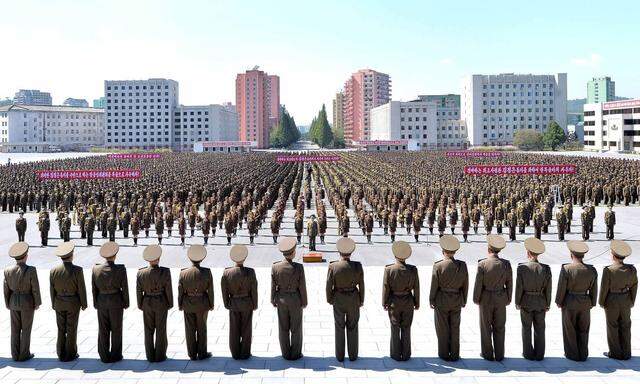 Ein Bild der nordkoreanischen Nachrichtenagentur KCNA bei einem Aufmarsch in Pjöngjang.