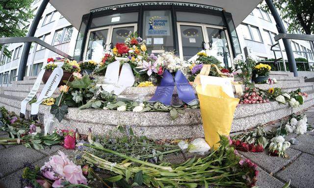 Blumen in Gedenken an den ermordeten Regierungspräsidenten Walter Lübcke in Kassel, wo Anfang Juni ein Gedenkgottesdienst stattfand.