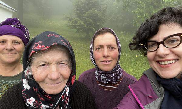 Feldforschung: Ioanna Sitaridou mit Frauen, die noch Romeyka sprechen, in der türkischen Provinz Trabzon.