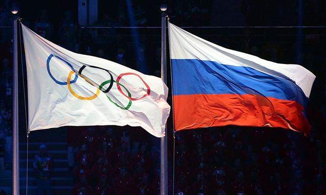 Olympische und russische Fahne