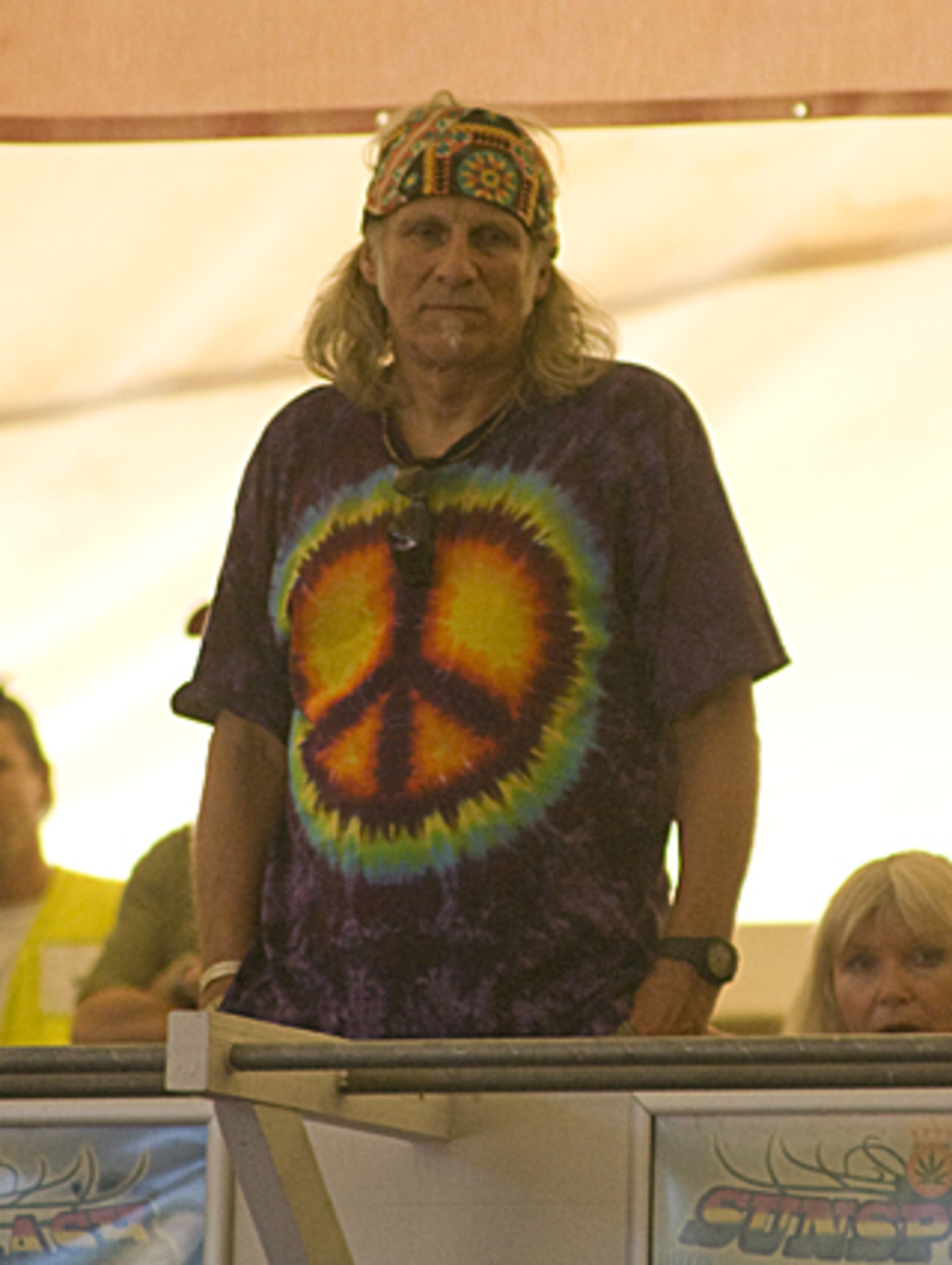 Das Line Up bei einem Festival ist normalerweise auch eine Reihung nach Wichtigkeit der Bands: Am Nachmittag jene, die alleine nie vor so vielen Zusehern spielen könnten und am Abend jene, deretwegen so viele Zuseher kommen. Daher füllt sich der Zuseherraum normal auch mit fortschreitender Zeit.  Wenn aber ohnehin nur Bands auftreten, die ihre größte Zeit in den 1960ern bis 1980ern hatten, gelten andere Regeln.von Ewald Bechtloff, Fotos (außer Bild 4): Rüdiger Wehaupt 