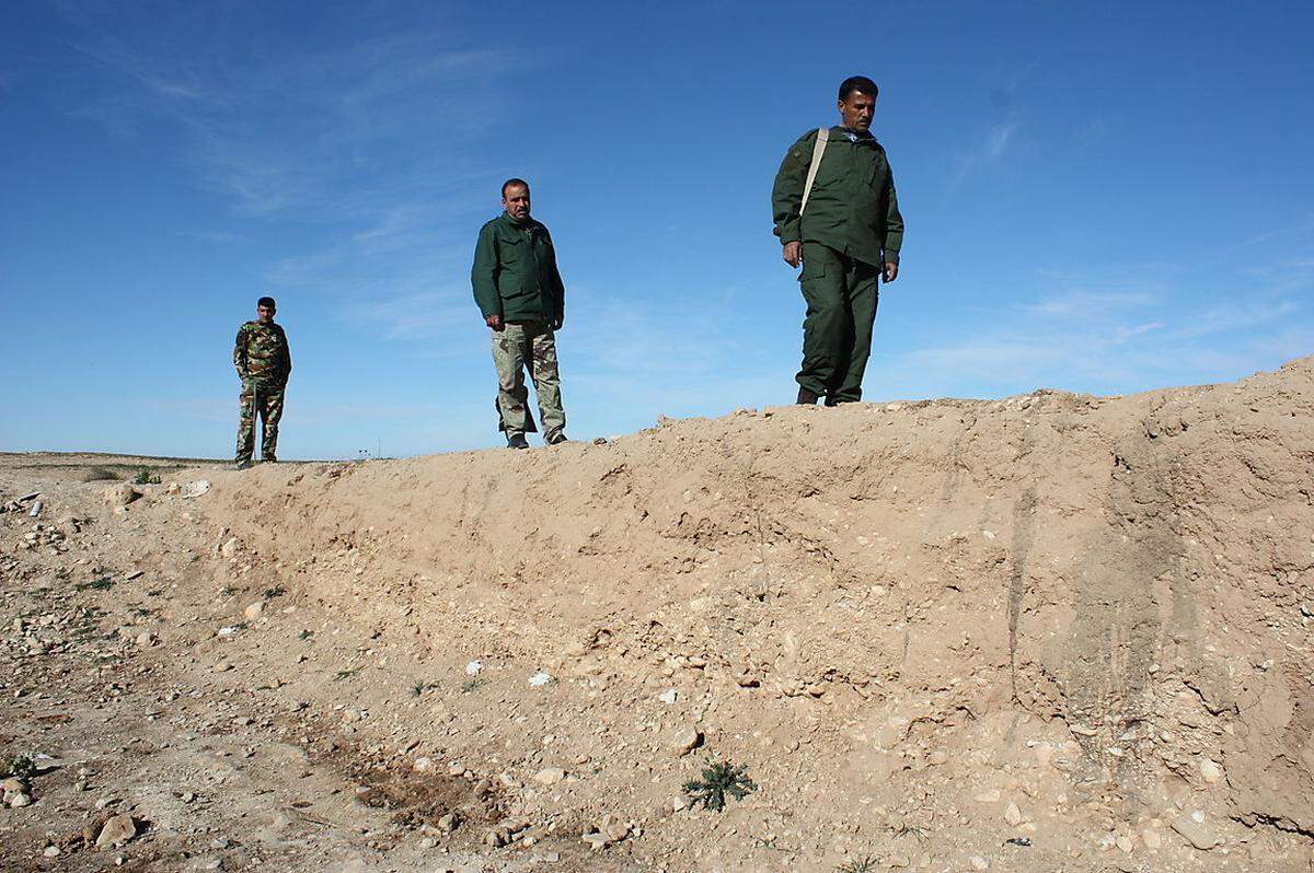 Nun tauchen überall die schaurigen Hinterlassenschaften der Terrormiliz auf. Etwas außerhalb der Stadt Khana Sor, im Norden des Sinjar-Gebirges, haben jesidische Einheiten ein Massengrab entdeckt. Die Gegend wurde bis zur kurdischen Gegenoffensive vom IS kontrolliert.
