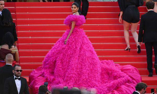 Influencerin Farhana Bodi trug ein voluminöses Kleid von Atelier Zuhra. Auch den glitzernden Statement-Schmuck obendrauf ließ sie sich wohl nicht nehmen.